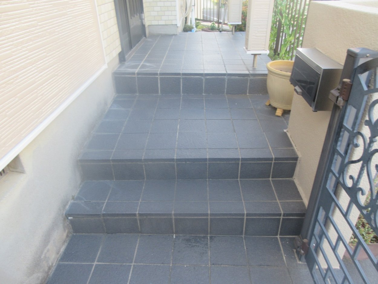 玄関のタイルが浮いてきたり割れたりしてきて…