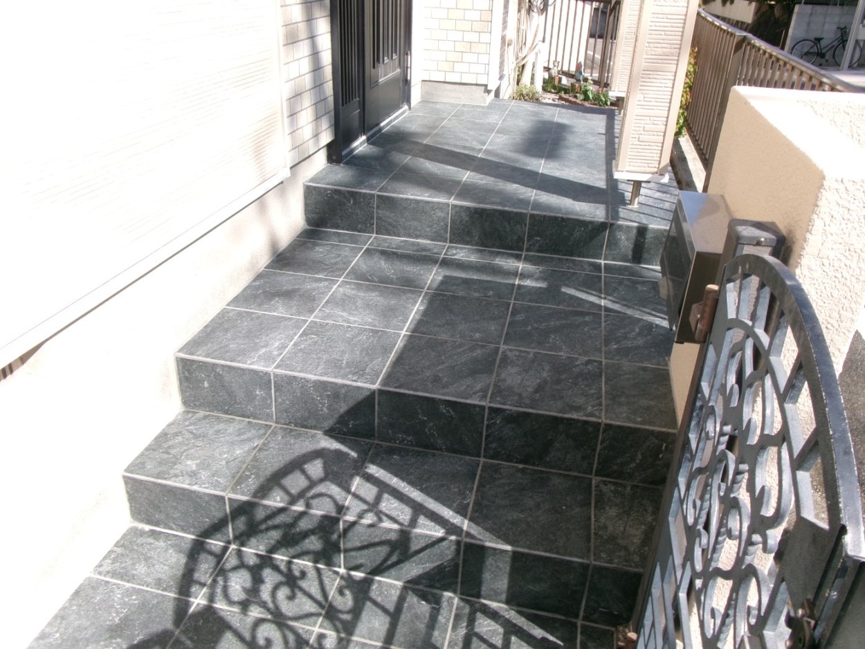 玄関まわりのタイルを貼り替えて高級感あふれる雰囲気に！