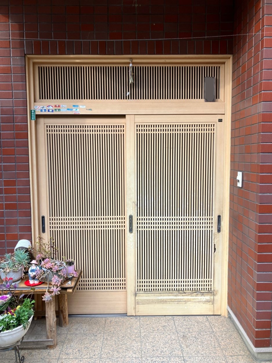 玄関の表面がはがれていてみっともないわ