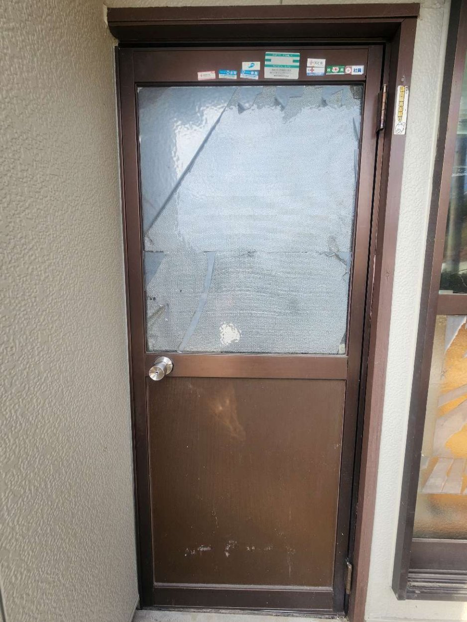 勝手口が隙間が出来て直したい