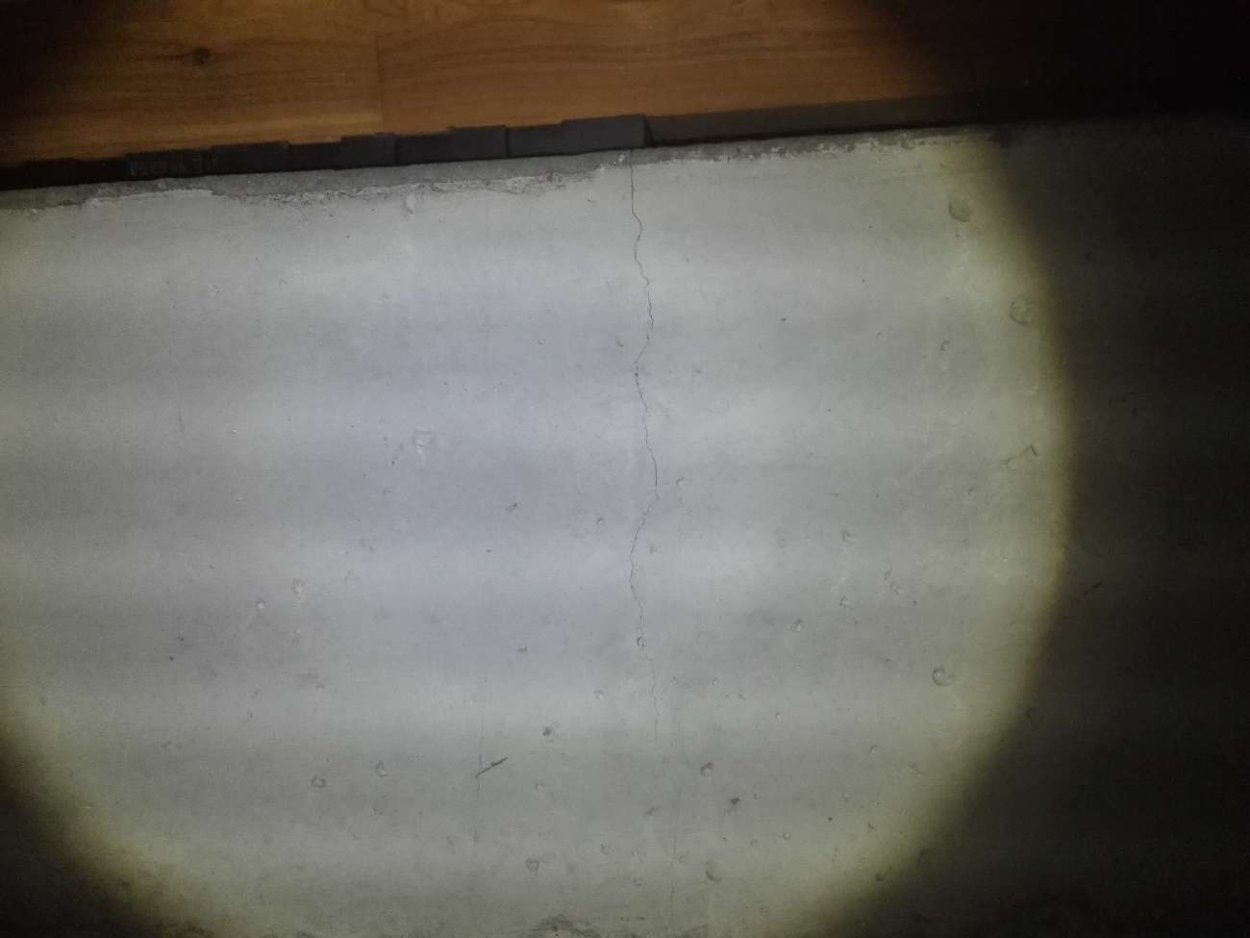 建てた建築屋さんから基礎にヒビがあると言われました。