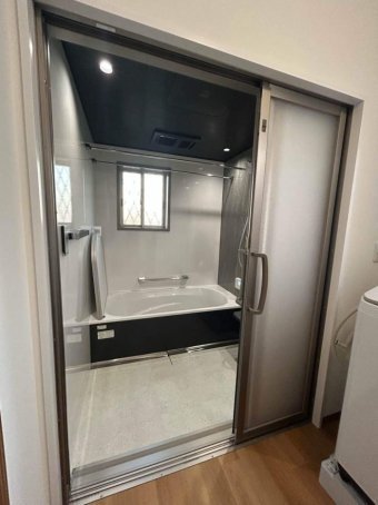 間仕切りの位置が約30センチほど浴槽側に移動し、洗濯機廻りや引き戸付近に余裕ができました。