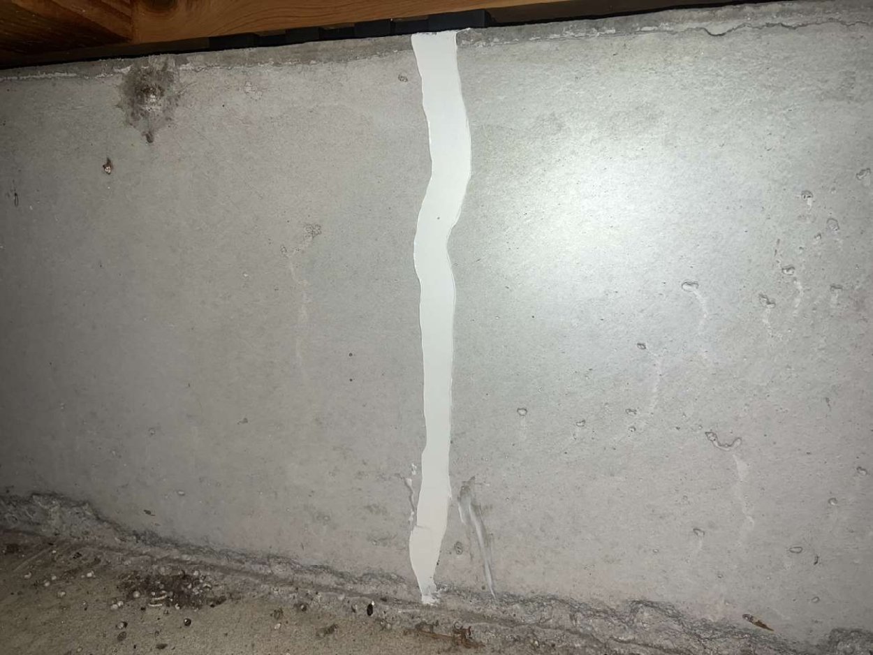 基礎のクラックは補修を行い、シロアリ防蟻も行いました。