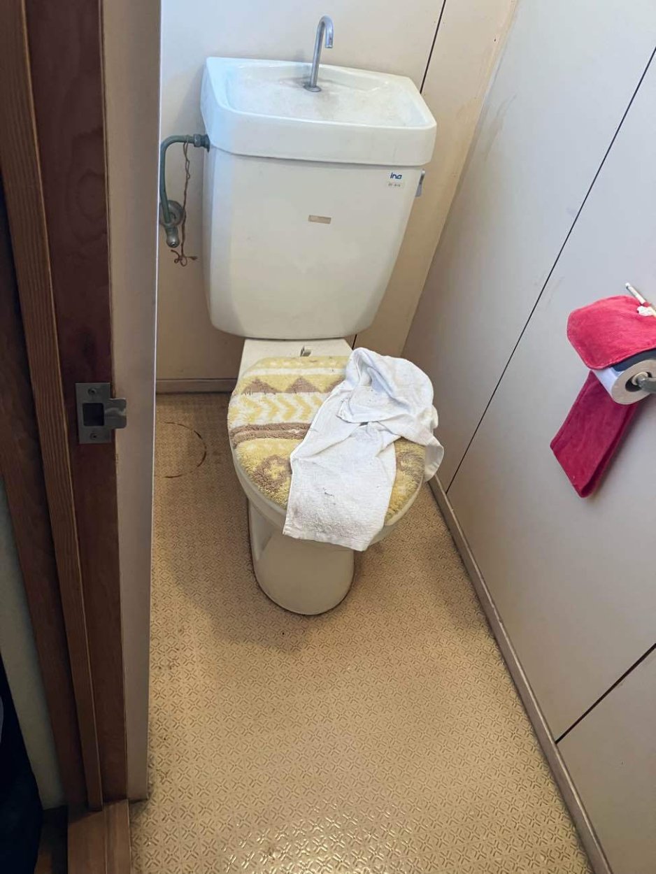 ２階トイレが少し水が漏れる