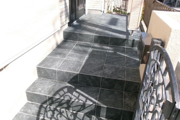 玄関まわりのタイルを貼り替えて高級感あふれる雰囲気に！