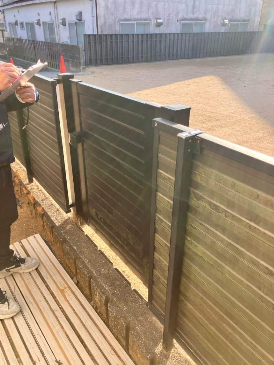 部分的にフェンス交換してい