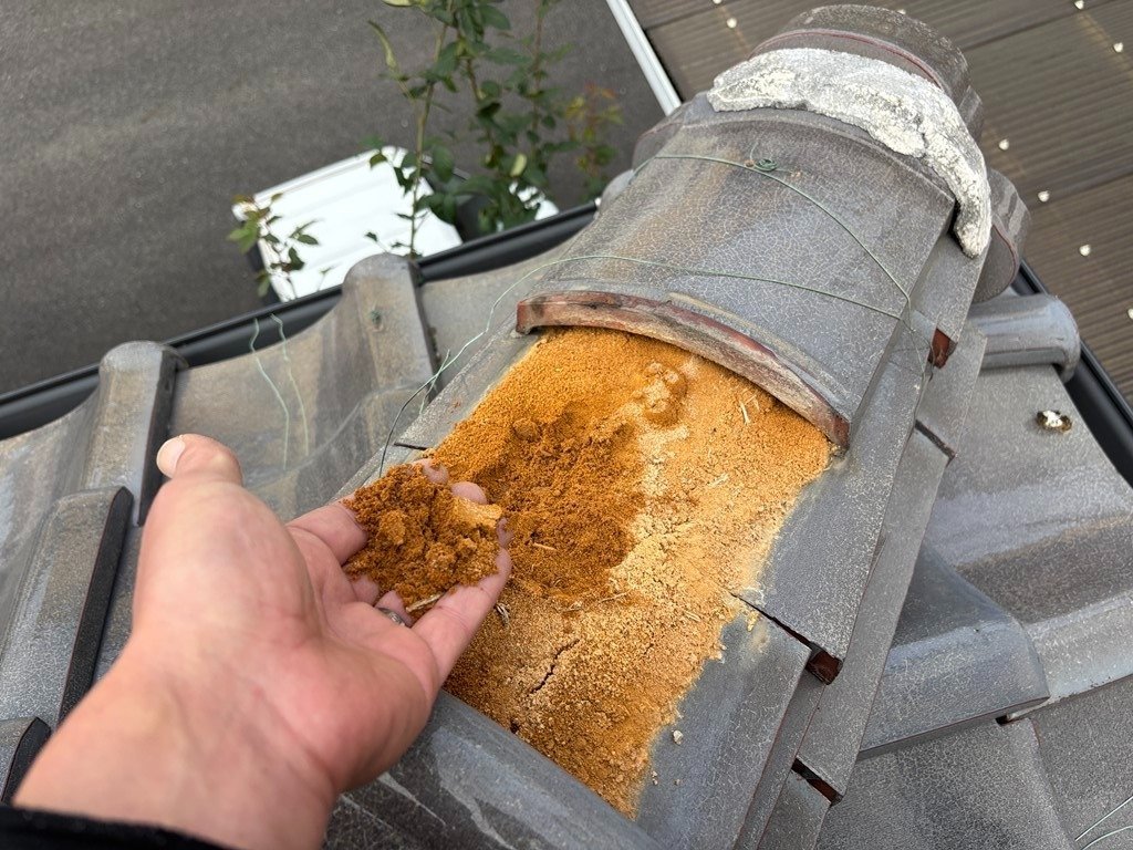 屋根の漆喰が気になるので見て欲しい