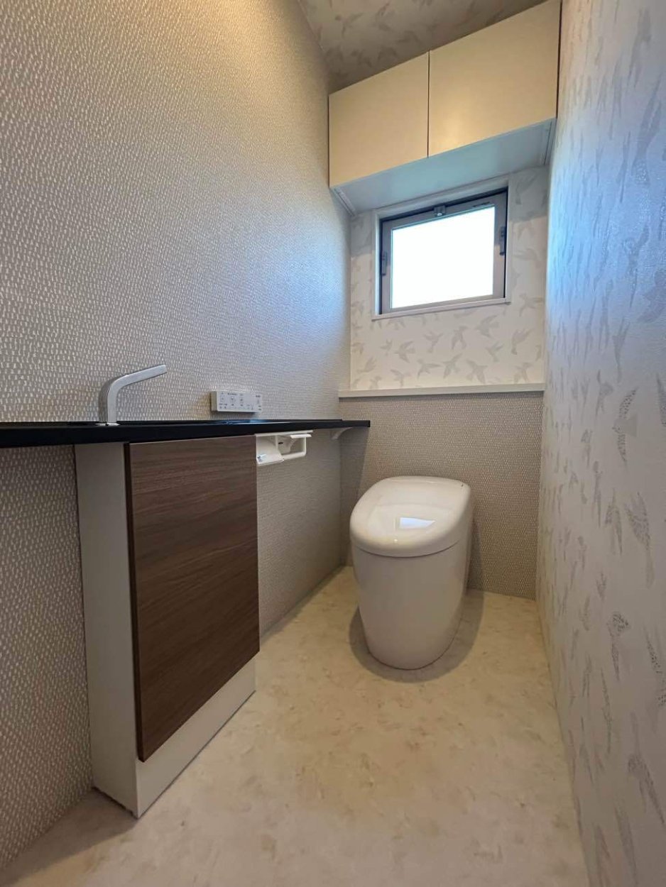 鳥の壁紙がアクセントでとても統一感のある空間になりました。