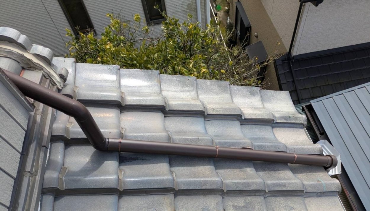 一部外れていた樋を新たに付けました。樋の詰まり点検も併せて行いました**