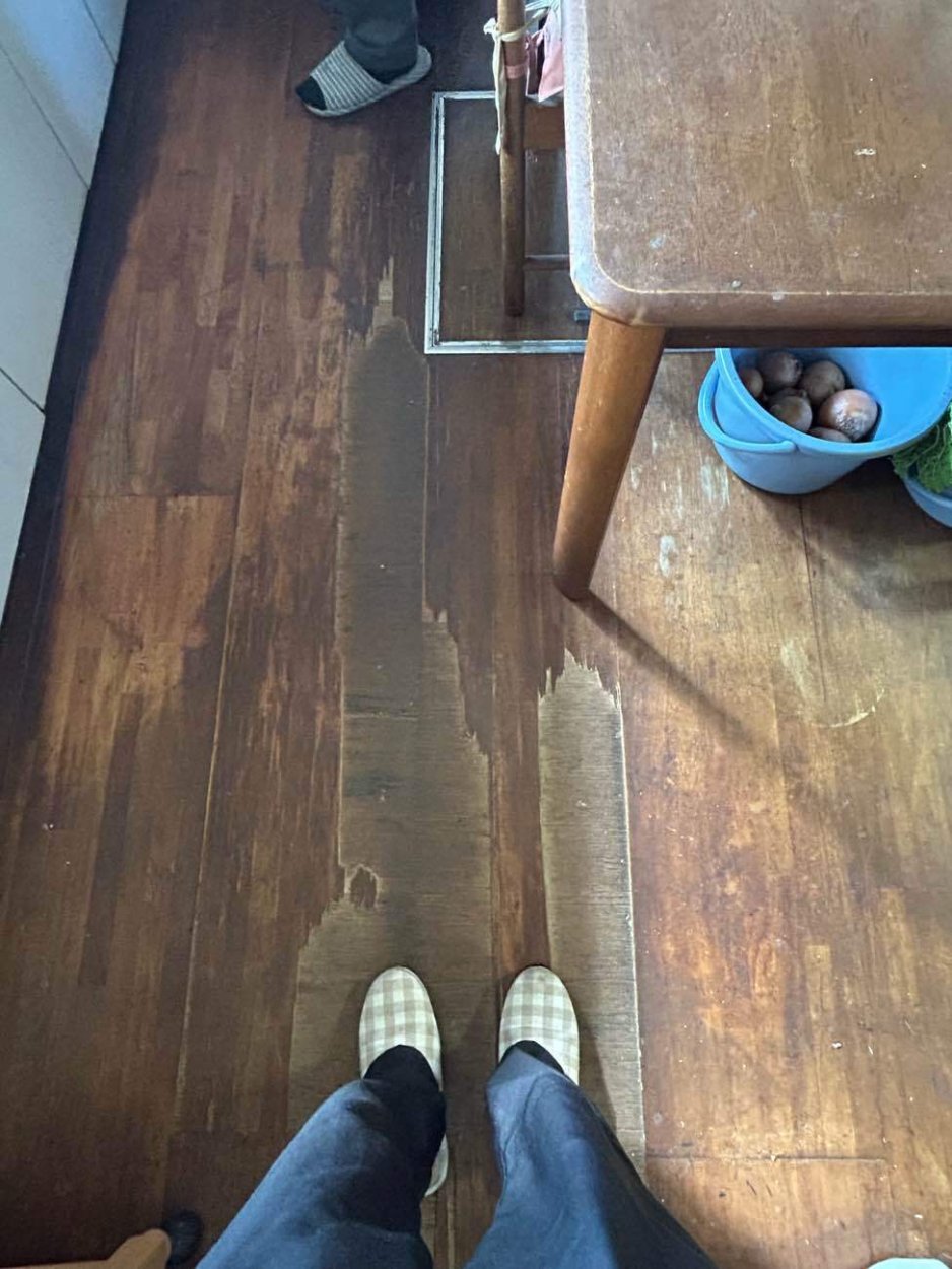 床が部分的にふわふわしたり剥がれてきています・・・