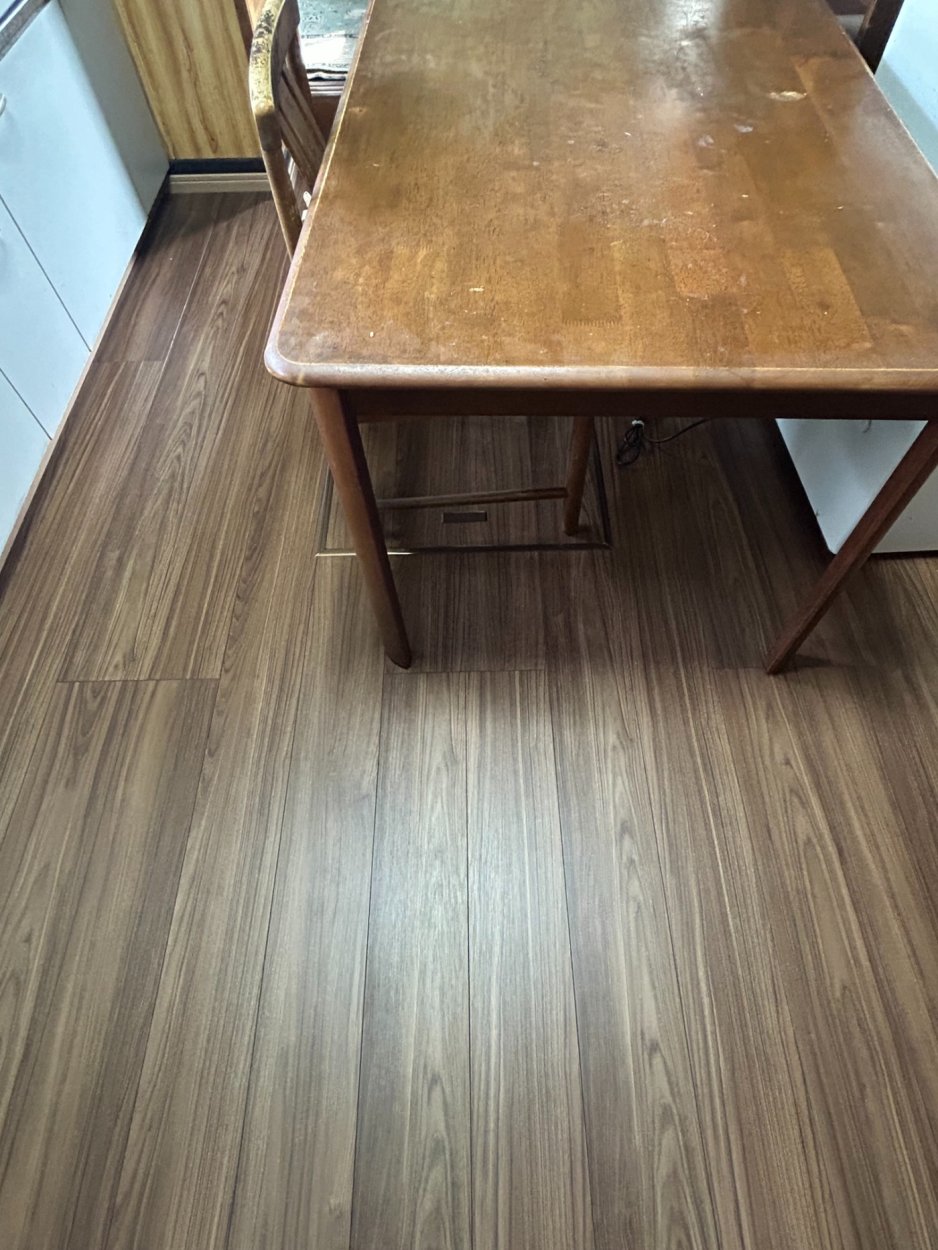 床を一部補修して新しい床を上から貼りました