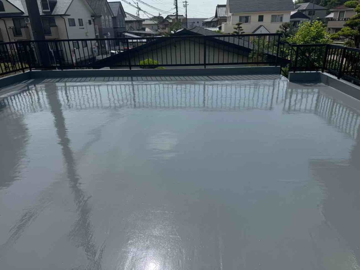 ひび割れも埋めて屋根部分に防水をかけました。