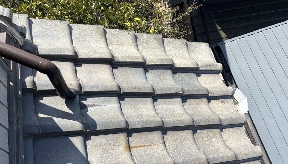 雨が降ると屋根から雨がポタポタ落ちてきて樋が詰まっているようで不安です・・・