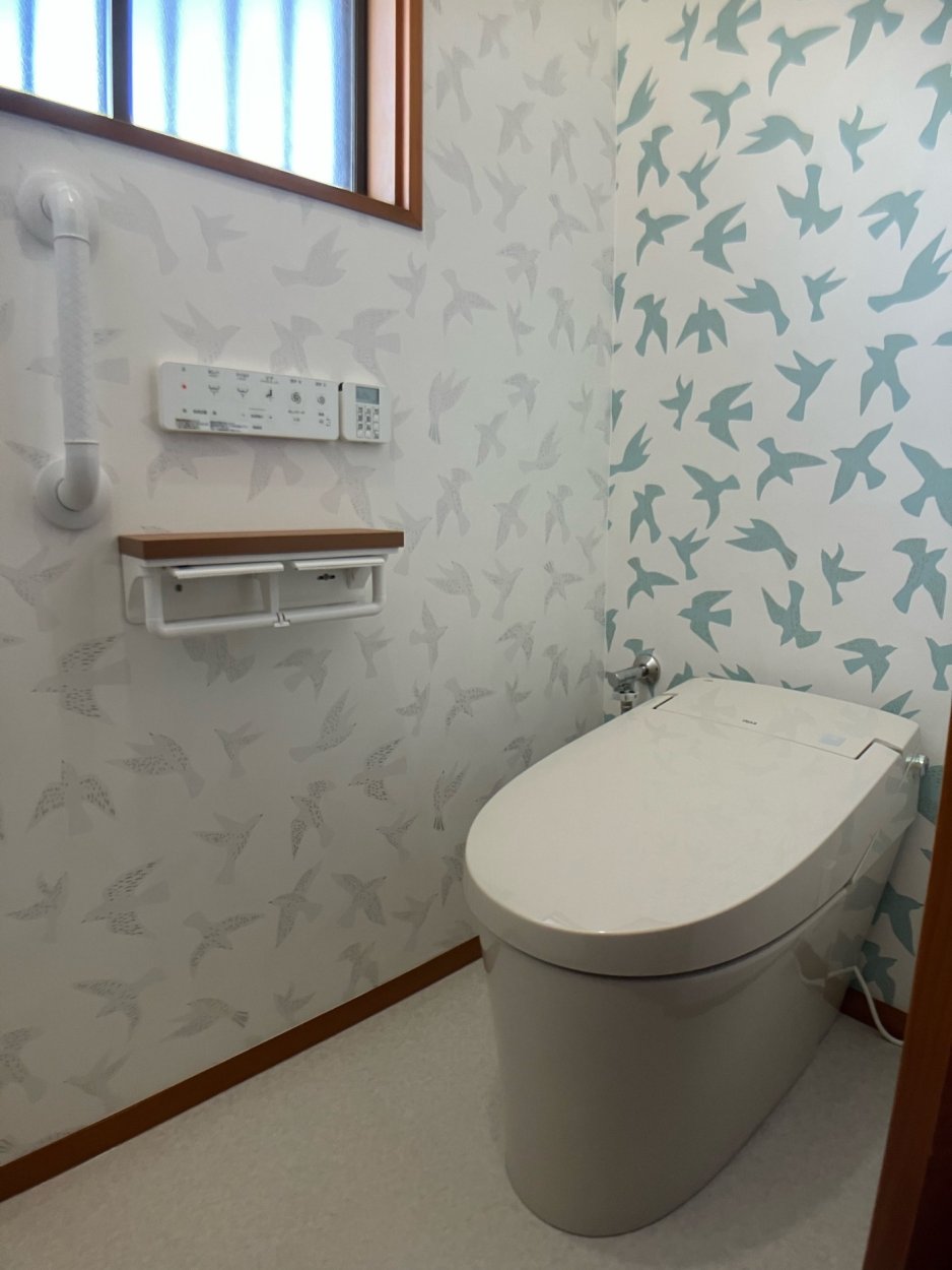 コンパクトなタンクレストイレでスペースを確保！手すりを取り付けて安心なトイレ空間に！