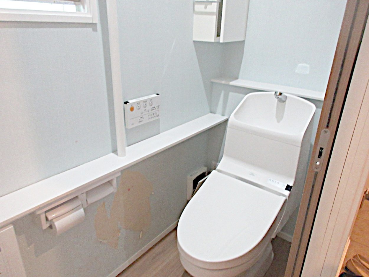 トイレの壁紙がはがれているのが気になる