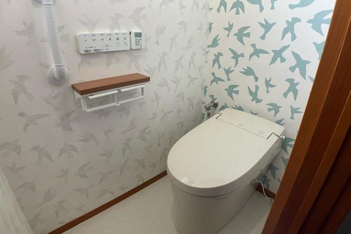 コンパクトなタンクレストイレでスペースを確保！手すりを取り付けて安心なトイレ空間に！