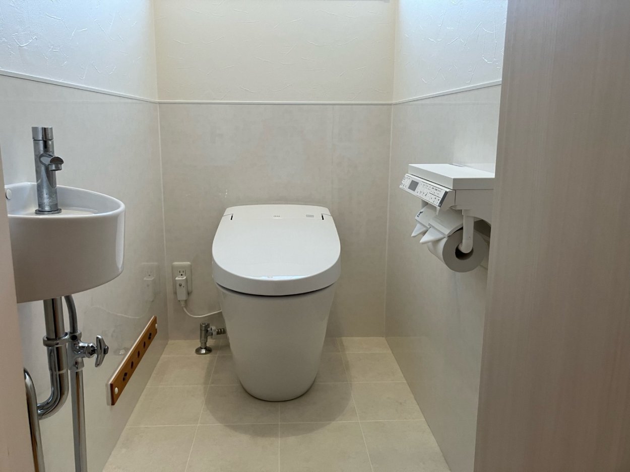 コンパクトなサティスでスッキリ!腰高までパネルを貼ることでお掃除が楽になり快適なトイレ空間になりました!