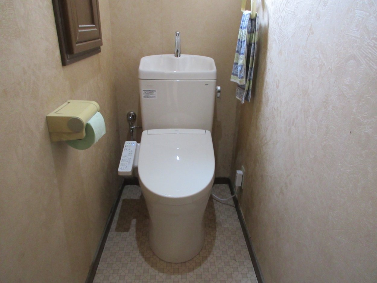 袖のリモコンはスッキリと!トイレ本体のみ取り替えしました!