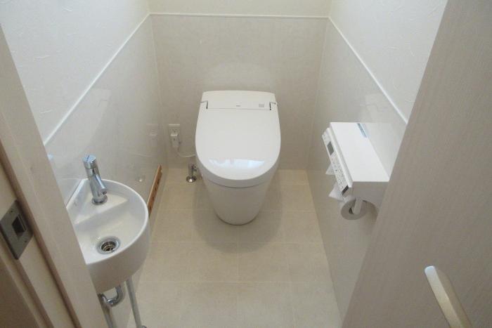 コンパクトなサティスでスッキリ！腰高までパネルを貼ることでお掃除が楽になり快適なトイレ空間へ！