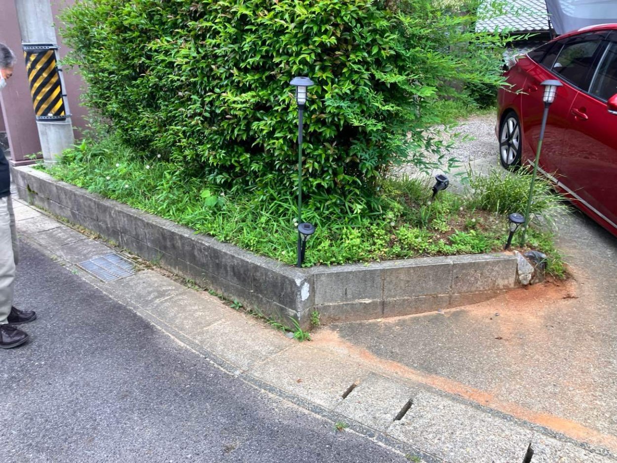 車が出にくいので少しでも広げたい