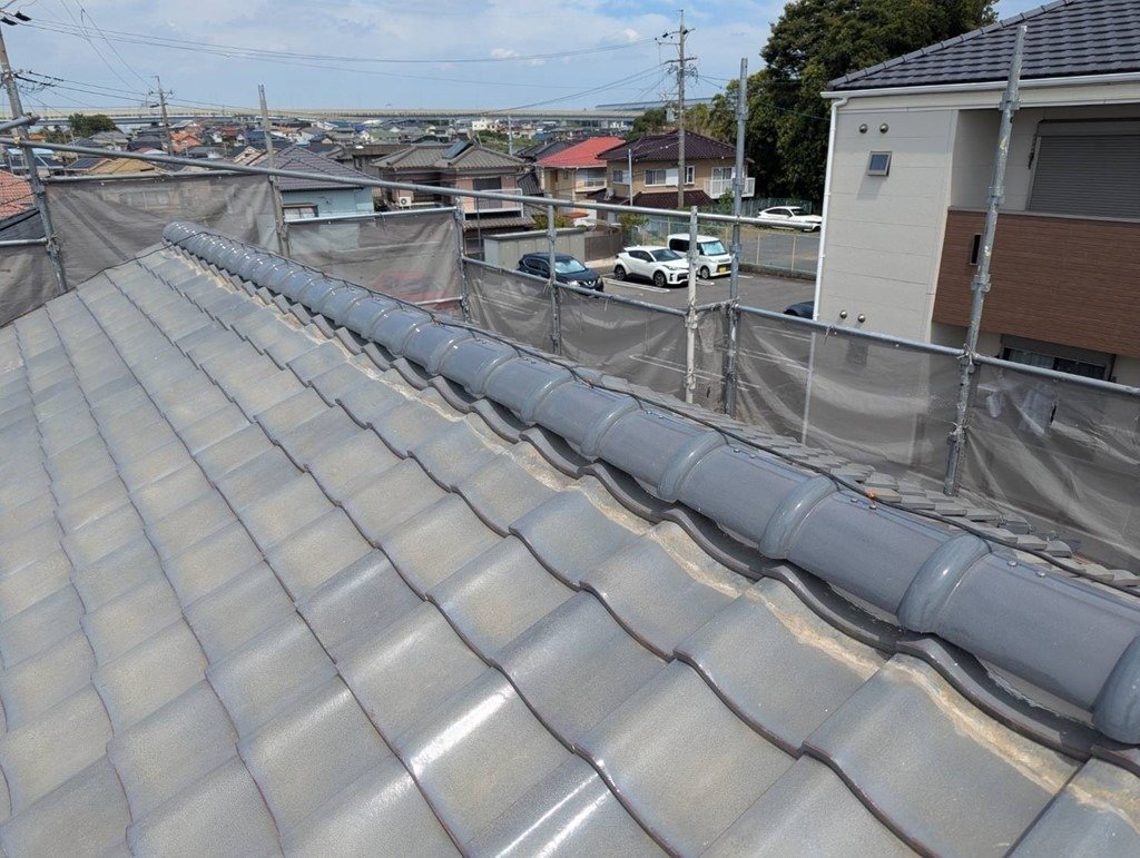 雨漏りも直って、さらに台風にも地震にも強い屋根になりました。